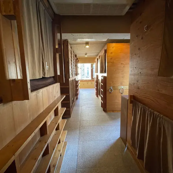 ドミトリー内の様子。通路広々、大きな窓があるので明るい！