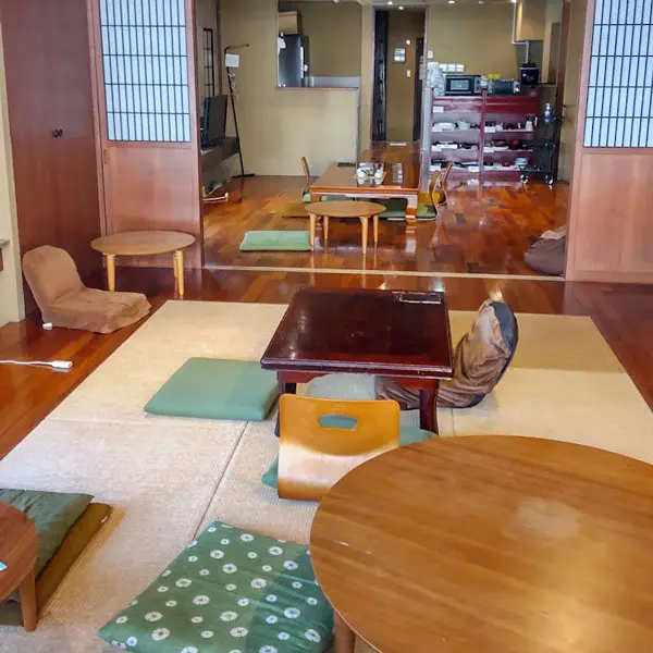 リビングルーム広々、くつろげますよ！