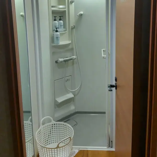 シャワーは各フロアにあります。